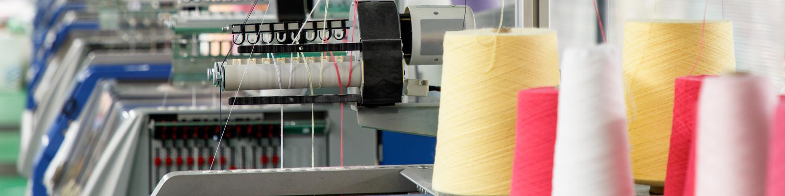 Textilindustri med stickmaskiner i fabrik