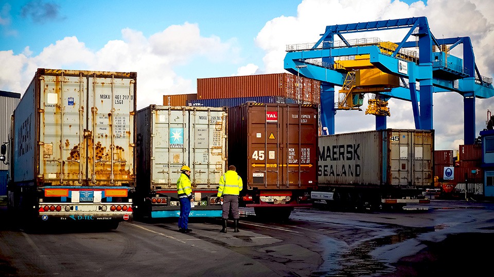 Fraktcontainer och lastbilar 