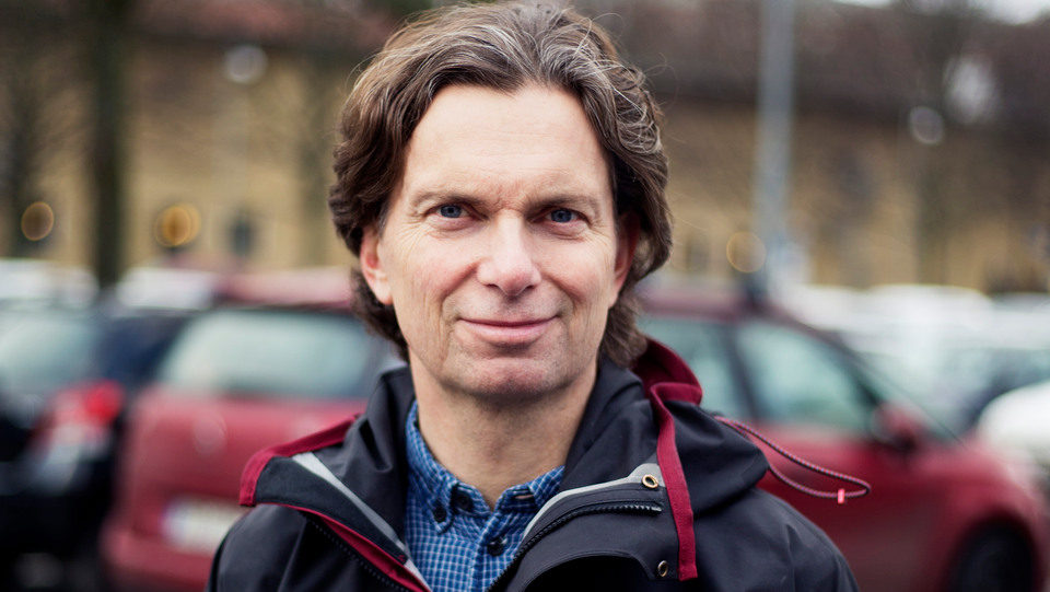 Anders Roth, mobilitetsexpert på IVL. Fotad på parkeringsplats vid Chalmers, Göteborg.