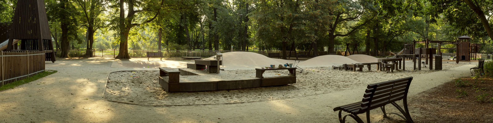 Lekplats med träutrustning i en stadspark
