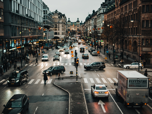 Trafikerad gata i Stockholm